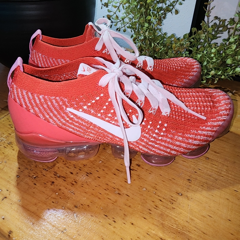 LIKE NEW Nike Air Vapormax Flyknit 3 Red Sz 7.5